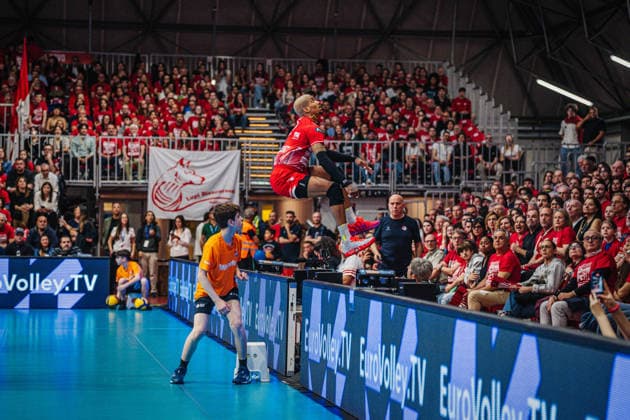 Volleyball Mens CEV Cup 2026 Final Gas Sales Bluenergy Piacenza vs SVG Lüneburg 21 04 2026 Jose M Gutierrez Suarez 22 Gas Sales Bluenergy PIACENZA saves the ball spectacularly and jumps over the boards in the process