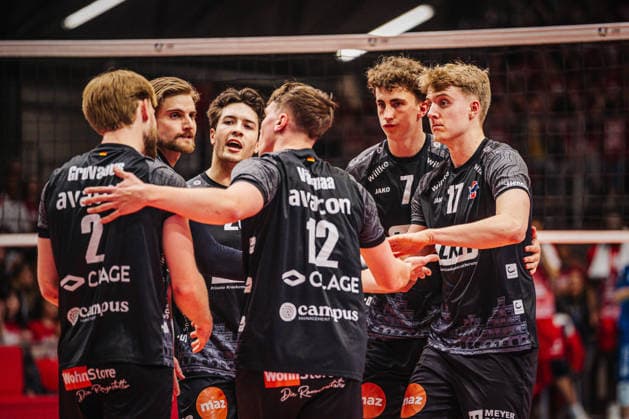Volleyball Herren CEV Cup 2026 Finale Gas Sales Bluenergy Piacenza vs. SVG Lüneburg 21.04.2026 Die SVG Lüneburg nach Punktverlust *** Volleyball Men CEV Cup 2026 Final Gas Sales Bluenergy Piacenza vs SVG Lüneburg 21 04 2026 SVG Lüneburg after losing points