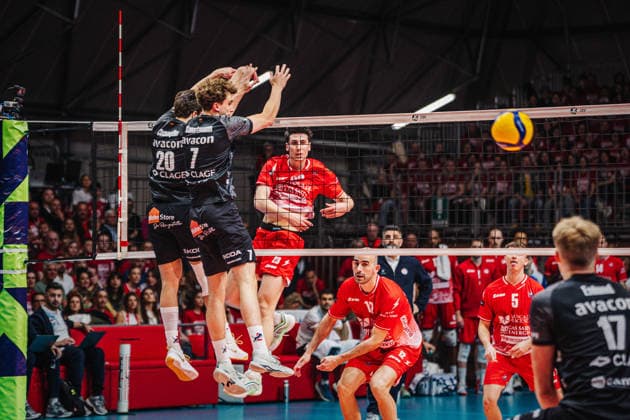 Volleyball Mens CEV Cup 2026 Final Gas Sales Bluenergy Piacenza vs SVG Lüneburg 21 04 2026 Alessandro Bovolenta 23 Gas Sales Bluenergy PIACENZA successfully attacking the block by Ethan Champlin 20 SVG Lüneburg and Joscha Kunstmann 7 SVG Lüneburg