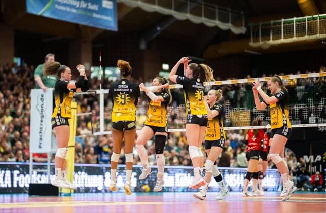 VOLLEYBALL WOMEN FINAL 3 GAME 1 BL SUHL DRESDNER SC FOR EDITORIAL PURPOSES ONLY EDITORIAL USE ONLY p 22 04 2026 Suhl Volleyball 1 Bundesliga Season 2025 2026 Women Playoffs Final 3 Game Wolfsgrube VfB Suhl LOTTO Thüringen Dresdner SC in photo Suhl players cheering after winning a point Germany Thueringen Suhl Copyright SaschaxFromm Copyright: SaschaxFromm doc85j5ieb5g9w82yzyism ,EDITORIAL USE ONLY Copyright: SaschaxFromm