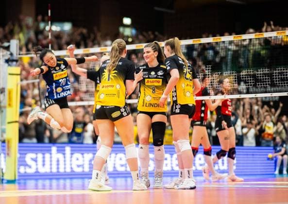 VOLLEYBALL WOMEN FINAL 3 GAME 1 BL SUHL DRESDNER SC FOR EDITORIAL PURPOSES ONLY EDITORIAL USE ONLY p 22 04 2026 Suhl Volleyball 1 Bundesliga Season 2025 2026 Women Playoffs Final 3 Game Wolfsgrube VfB Suhl LOTTO Thüringen Dresdner SC in photo Suhl players cheering after winning a point Germany Thueringen Suhl Copyright SaschaxFromm Copyright: SaschaxFromm doc85j5ies2yro1kko641klq ,EDITORIAL USE ONLY Copyright: SaschaxFromm