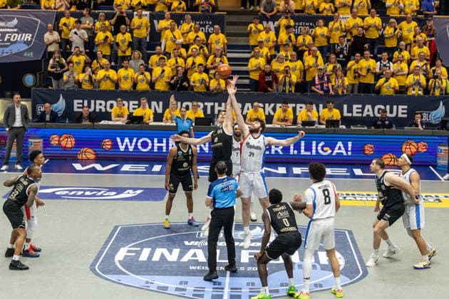GER, ENBL VIMODROM Final 4, Semi-Final 2, SYNTAINICS MBC Manchester Basketball 22 04 2026, Stadthalle, Weißenfels, GER, ENBL VIMODROM Final 4, Semi-Final 2, SYNTAINICS MBC Manchester Basketball Tipp off, Jure Planinic Syntainics MBC, 44 , Matthew Nicholson Manchester Basketball, 34 Â Photo Alexander Trienitz Weißenfels Stadthalle Sachsen Anhalt Germany