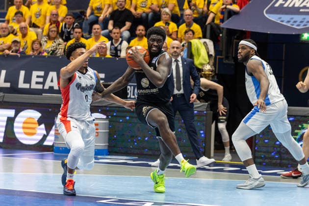 GER, ENBL VIMODROM Final 4, Semi-Final 2, SYNTAINICS MBC Manchester Basketball 22 04 2026, Stadthalle, Weißenfels, GER, ENBL VIMODROM Final 4, Semi-Final 2, SYNTAINICS MBC Manchester Basketball Khyri Thomas Syntainics MBC, 0 , Pjay Smith Jr Manchester Basketball, 0 Â Photo Alexander Trienitz Weißenfels Stadthalle Sachsen Anhalt Germany