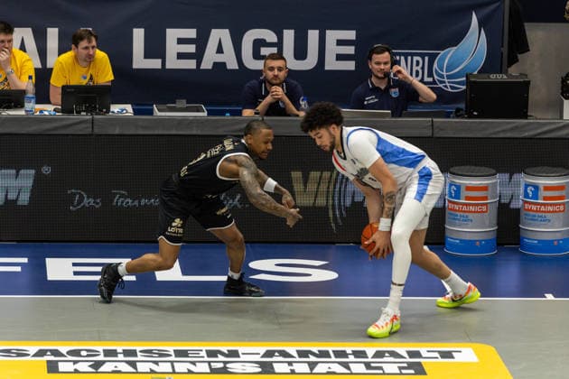 GER, ENBL VIMODROM Final 4, Semi-Final 2, SYNTAINICS MBC Manchester Basketball 22 04 2026, Stadthalle, Weißenfels, GER, ENBL VIMODROM Final 4, Semi-Final 2, SYNTAINICS MBC Manchester Basketball Charles Callison Syntainics MBC, 23 , DJ Mitchell Manchester Basketball, 8 Â Photo Alexander Trienitz Weißenfels Stadthalle Sachsen Anhalt Germany