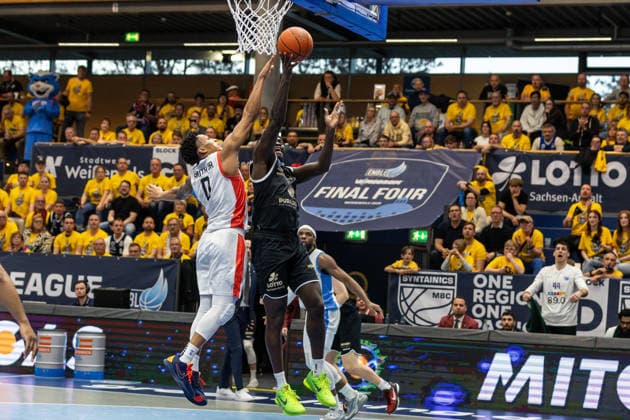 GER, ENBL VIMODROM Final 4, Semi-Final 2, SYNTAINICS MBC Manchester Basketball 22 04 2026, Stadthalle, Weißenfels, GER, ENBL VIMODROM Final 4, Semi-Final 2, SYNTAINICS MBC Manchester Basketball Khyri Thomas Syntainics MBC, 0 , Pjay Smith Jr Manchester Basketball, 0 Â Photo Alexander Trienitz Weißenfels Stadthalle Sachsen Anhalt Germany