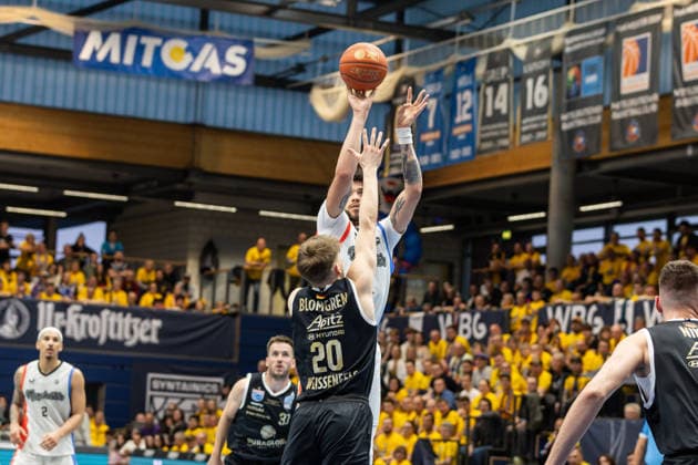 GER, ENBL VIMODROM Final 4, Semi-Final 2, SYNTAINICS MBC Manchester Basketball 22 04 2026, Stadthalle, Weißenfels, GER, ENBL VIMODROM Final 4, Semi-Final 2, SYNTAINICS MBC Manchester Basketball DJ Mitchell Manchester Basketball, 8 , Perttu Blomgren Syntainics MBC, 20 Â Photo Alexander Trienitz Weißenfels Stadthalle Sachsen Anhalt Germany