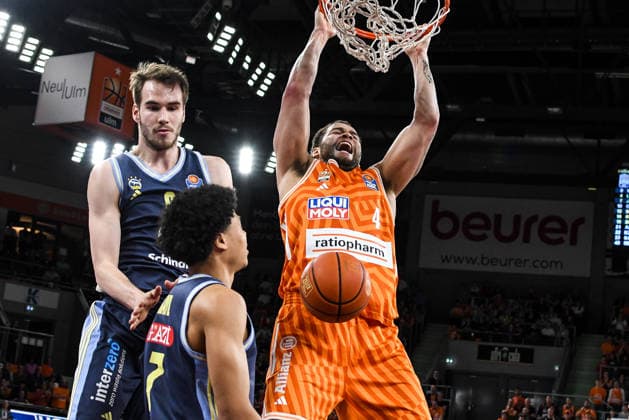 GER, BBL, ratiopharm Ulm vs Alba Berlin 22 04 2026, ratiopharm arena, Neu Ulm, GER, BBL, ratiopharm Ulm vs Alba Berlin, in the picture Christopher Ledlum Ulm, 4 scores with a spectacular dunk, Malte Delow Berlin, 6 nordphotoxGmbHx xHafner nph00200