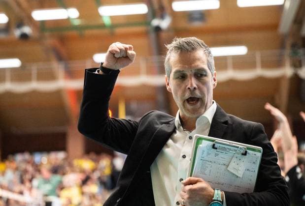 WOMENS VOLLEYBALL FINAL 3 GAME 1 BL SUHL DRESDNER SC FOR EDITORIAL PURPOSES ONLY p 22 04 2026 Suhl Volleyball 1 Bundesliga Season 2025 2026 Womens Playoffs Final 3 Game Wolfsgrube VfB Suhl LOTTO Thüringen Dresdner SC in the photo Coach Laszlo Hollosy VfB Suhl LOTTO Thueringen cheers after winning the set to 2 0 Germany Thueringen Suhl Copyright SaschaxFromm Copyright: SaschaxFromm doc85j5punsl28wef7m1iup ,EDITORIAL USE ONLY Copyright: SaschaxFromm