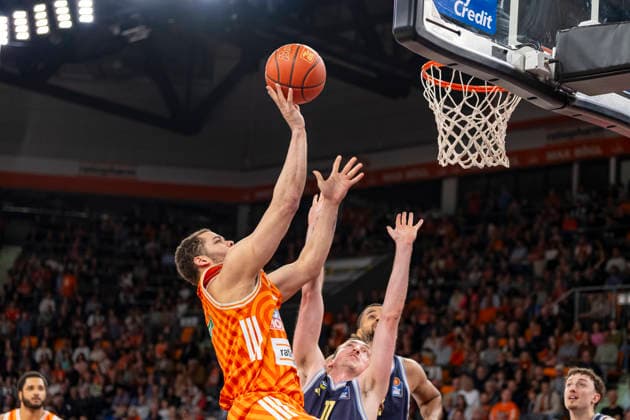 easyCredit BBL Ratiopharm Ulm vs Alba Berlin 22 04 2026 Ulm, GERMANY 22 April 2026 Christopher Ledlum Ratiopharm Ulm, 4 at the basket shot against Moses Wood Alba Berlin, 11 during the game between Ratiopharm Ulm and Alba Berlin on matchday 33 of the easyCredit BBL at the ratiopharm Arena Ulm Copyright: xBEAUTIFULxSPORTS Steinx