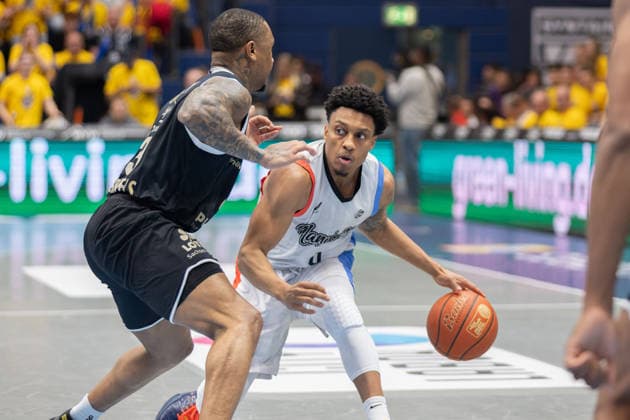 Charles Callison MBC, 23 , Pjay Smith JR MCR, 0 , Syntainics MBC vs Manchester Basketball, European North Basketball League, Final Four, Semi-Final 2025 26, Germany England, 22 04 2026 Weissenfels Stadthalle Sachsen Anhalt Germany