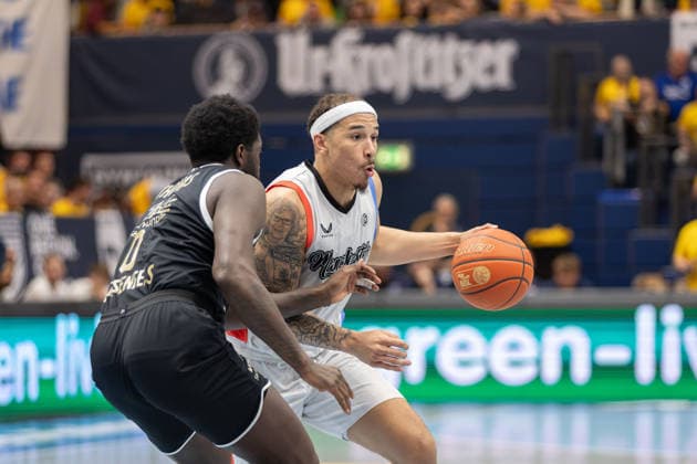 Khyri Thomas MBC, 0 , Max Jones MCR, 2 , Syntainics MBC vs Manchester Basketball, European North Basketball League, Final Four, Semi-Final 2025 26, Germany England, 22 04 2026 Weissenfels Stadthalle Sachsen Anhalt Germany