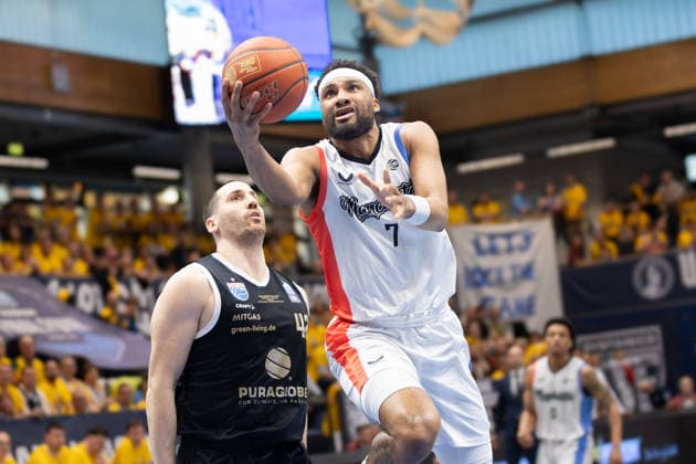 Nemanja Djurisic MBC, 42 , Zak Irvin MCR, 7 , Syntainics MBC vs Manchester Basketball, European North Basketball League, Final Four, Semi-Final 2025 26, Germany England, 22 04 2026 Weissenfels Stadthalle Sachsen Anhalt Germany