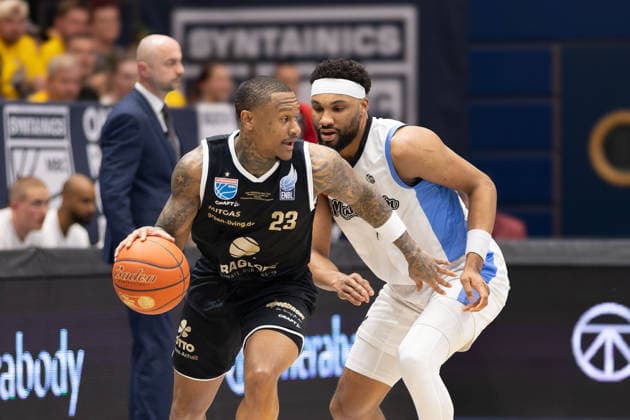 Charles Callison MBC, 23 , Zak Irvin MCR, 7 , Syntainics MBC vs Manchester Basketball, European North Basketball League, Final Four, Semi-Final 2025 26, Germany England, 22 04 2026 Weissenfels Stadthalle Sachsen Anhalt Germany