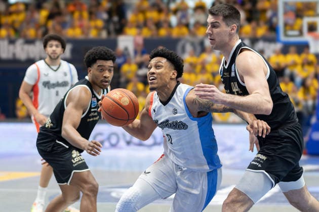 Marcus Foster MBC, 5 , Pjay Smith JR MCR, 0 , Jure Planinic MBC, 44 , Syntainics MBC vs Manchester Basketball, European North Basketball League, Final Four, Semi-Final 2025 26, Germany England, 22 04 2026 Weissenfels Stadthalle Sachsen Anhalt Germany