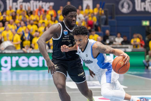 Khyri Thomas MBC, 0 , Pjay Smith JR MCR, 0 , Syntainics MBC vs Manchester Basketball, European North Basketball League, Final Four, Semi-Final 2025 26, Germany England, 22 04 2026 Weissenfels Stadthalle Sachsen Anhalt Germany