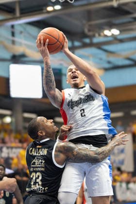 Charles Callison (MBC, 23), Max Jones (MCR, 2), Syntainics MBC vs. Manchester Basketball, European North Basketball League, Final Four, Halbfinale 2025 26, Deutschland England, 22.04.2026. Weissenfels Stadthalle Sachsen-Anhalt Deutschland *** Charles Callison MBC, 23 , Max Jones MCR, 2 , Syntainics MBC vs Manchester Basketball, European North Basketball League, Final Four, Semi-Final 2025 26, Germany England, 22 04 2026 Weissenfels Stadthalle Sachsen Anhalt Germany