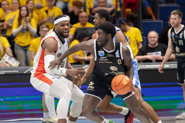 Tim Adetukasi MCR, 22 , Khyri Thomas MBC, 0 , Syntainics MBC vs Manchester Basketball, European North Basketball League, Final Four, Semi-Final 2025 26, Germany England, 22 04 2026 Weissenfels Stadthalle Sachsen Anhalt Germany