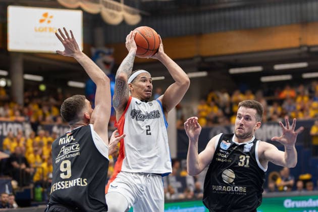 Kresimir Nikic MBC 9 , Max Jones MCR, 2 , Spencer Reaves MBC, 31 Syntainics MBC vs Manchester Basketball, European North Basketball League, Final Four, Semi-Final 2025 26, Germany England, 22 04 2026 Weissenfels Stadthalle Sachsen Anhalt Germany