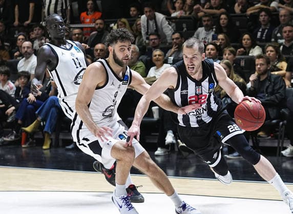 Besiktas GAIN v Cosea JL Bourg - BKT EuroCup ISTANBUL, TURKIYE - APRIL 22: Matt Thomas of Besiktas GAIN and William McDowell-White of Cosea JL Bourg in action during the BKT EuroCup Week 17 basketball match between Besiktas GAIN and Cosea JL Bourg at the Besiktas GAIN Sports Complex in Istanbul, Turkiye on April 22, 2026. Esra Bilgin Anadolu Istanbul Turkey. Editorial use only. Please get in touch for any other usage.  Copyright: x2026xAnadoluxEsraxBilginx