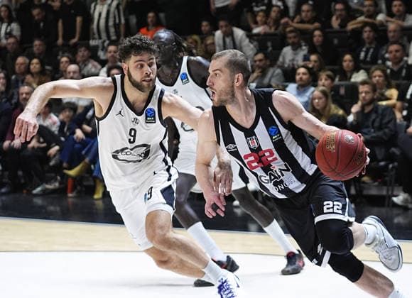 Besiktas GAIN v Cosea JL Bourg - BKT EuroCup ISTANBUL, TURKIYE - APRIL 22: Matt Thomas of Besiktas GAIN and William McDowell-White of Cosea JL Bourg in action during the BKT EuroCup Week 17 basketball match between Besiktas GAIN and Cosea JL Bourg at the Besiktas GAIN Sports Complex in Istanbul, Turkiye on April 22, 2026. Esra Bilgin Anadolu Istanbul Turkey. Editorial use only. Please get in touch for any other usage.  Copyright: x2026xAnadoluxEsraxBilginx
