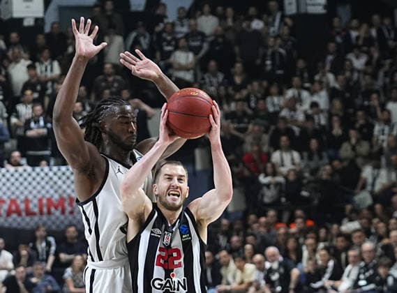 Besiktas GAIN v Cosea JL Bourg - BKT EuroCup ISTANBUL, TURKIYE - APRIL 22: Matt Thomas of Besiktas GAIN and Adam Mokoka of Cosea JL Bourg in action during the BKT EuroCup Week 17 basketball match between Besiktas GAIN and Cosea JL Bourg at the Besiktas GAIN Sports Complex in Istanbul, Turkiye on April 22, 2026. Esra Bilgin Anadolu Istanbul Turkey. Editorial use only. Please get in touch for any other usage.  Copyright: x2026xAnadoluxEsraxBilginx
