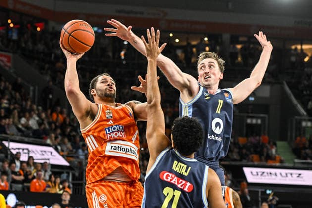 GER, BBL, ratiopharm Ulm vs Alba Berlin 22 04 2026, ratiopharm arena, Neu Ulm, GER, BBL, ratiopharm Ulm vs Alba Berlin, in the picture Christopher Ledlum Ulm, 4 , Moses Wood Berlin, 11 , dogged commitment nordphotoxGmbHx xHafner nph00200