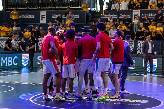 GER, ENBL VIMODROM Final 4, Semi-Final 2, SYNTAINICS MBC Manchester Basketball 22 04 2026, Stadthalle, Weißenfels, GER, ENBL VIMODROM Final 4, Semi-Final 2, SYNTAINICS MBC Manchester Basketball Shoulder to shoulder from Team Manchester Basketball Â Photo Alexander Trienitz Weißenfels Stadthalle Sachsen Anhalt Germany