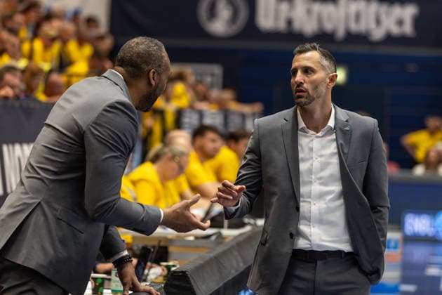 GER, ENBL VIMODROM Final 4, Semi-Final 2, SYNTAINICS MBC Manchester Basketball 22 04 2026, Stadthalle, Weißenfels, GER, ENBL VIMODROM Final 4, Semi-Final 2, SYNTAINICS MBC Manchester Basketball Matthew Otten Head Coach , Manchester Basketball talks to Matthew Pitkin Assistant Coach , Manchester Basketball  Photo Alexander Trienitz Weißenfels Stadthalle Sachsen Anhalt Germany