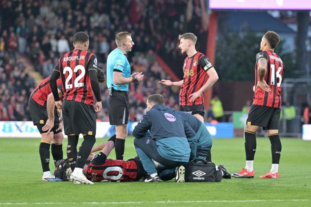 Bournemouth v Leeds United, Premier League Alex Jimenez (20) of AFC Bournemouth down injured during the Premier League match between Bournemouth and Leeds United at the Vitality Stadium, Bournemouth, UK on 22 April 2026. Bournemouth Vitality Stadium Dorset UK Editorial use only DataCo restrictions apply See www.football-dataco.com , Copyright: xGrahamxHuntx PSI-24147-0032