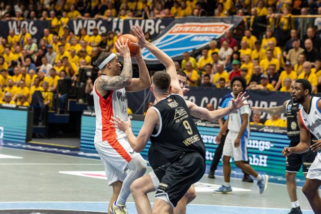 GER, ENBL VIMODROM Final 4, Semi-Final 2, SYNTAINICS MBC Manchester Basketball 22 04 2026, Stadthalle, Weißenfels, GER, ENBL VIMODROM Final 4, Semi-Final 2, SYNTAINICS MBC Manchester Basketball Max Jones Manchester Basketball, 2 , Kresimir Nikic Syntainics MBC, 9 Â Photo Alexander Trienitz Weißenfels Stadthalle Sachsen Anhalt Germany