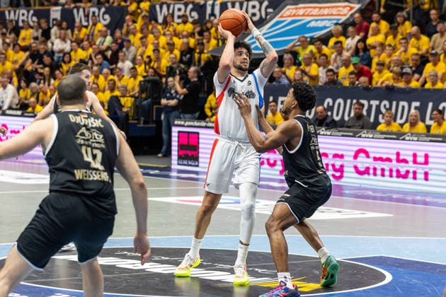 GER, ENBL VIMODROM Final 4, Semi-Final 2, SYNTAINICS MBC Manchester Basketball 22 04 2026, Stadthalle, Weißenfels, GER, ENBL VIMODROM Final 4, Semi-Final 2, SYNTAINICS MBC Manchester Basketball DJ Mitchell Manchester Basketball, 8 , Marcus Foster Syntainics MBC, 5 Â Photo Alexander Trienitz Weißenfels Stadthalle Sachsen Anhalt Germany