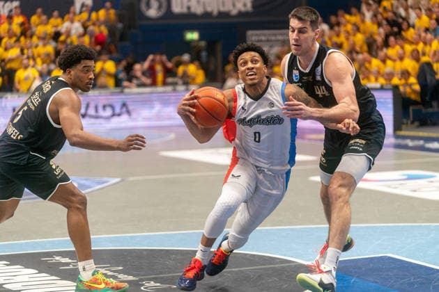 Pjay Smith Manchester Basketball Club, 00 in duel against 44 Jure Planinic Syntainics MBC, 44 GER, Syntainics MBC vs Manchester Basketball Club, Basketball, European North Basketball League, semi-finals, 2025 2026 season, 22 04 2026 GER, Syntainics MBC vs Manchester Basketball Club, Basketball, European North Basketball League, semi-finals, 2025 2026 season, 22 04 2026 Weissenfels Copyright: xEibner-Pressefoto PiaxSchindlerx EP_PSR