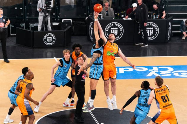 Tip Off, Throw Off, Martin Breunig Veolia Towers Hamburg, 13 and Owen Klassen Rostock Seawolves, 29 , GER, Veolia Towers Hamburg vs Rostock Seawolves, Basketball, Bundesliga, Matchday 13, Season 2025 2026, 22 04 2026 GER, Veolia Towers Hamburg vs Rostock Seawolves, Basketball, Bundesliga, Matchday 13, Season 2025 2026, 22 04 2026 Hamburg Copyright: xEibner-Pressefoto MaxxVincenx EP_MVN