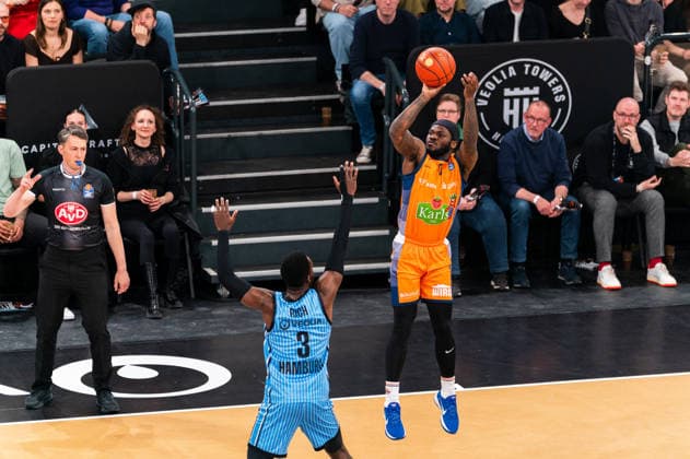 TJ Crockett Jr Rostock Seawolves, 0 on throw, Osaro Rich Veolia Towers Hamburg, 03 , GER, Veolia Towers Hamburg vs Rostock Seawolves, Basketball, Bundesliga, Matchday 13, Season 2025 2026, 22 04 2026 GER, Veolia Towers Hamburg vs Rostock Seawolves, Basketball, Bundesliga, Matchday 13, Season 2025 2026, 22 04 2026 Hamburg Copyright: xEibner-Pressefoto MaxxVincenx EP_MVN