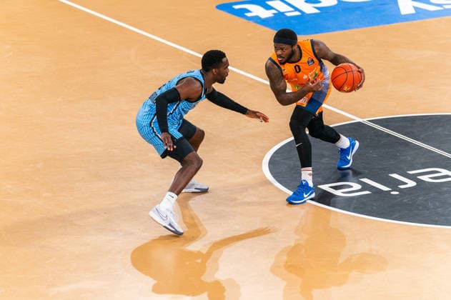 TJ Crockett Jr Rostock Seawolves, 0 on the dribble against Osaro Rich Veolia Towers Hamburg, 03 , GER, Veolia Towers Hamburg vs Rostock Seawolves, Basketball, Bundesliga, Matchday 13, Season 2025 2026, 22 04 2026 GER, Veolia Towers Hamburg vs Rostock Seawolves, Basketball, Bundesliga, Matchday 13, Season 2025 2026, 22 04 2026 Hamburg Copyright: xEibner-Pressefoto MaxxVincenx EP_MVN