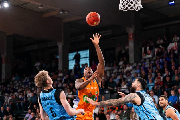 DeAndre Lansdowne Rostock Seawolves, 9 on throw, Zsombor Maronka Veolia Towers Hamburg, 05 , Martin Breunig Veolia Towers Hamburg, 13 , Kenneth Ogbe Veolia Towers Hamburg, 25 , GER, Veolia Towers Hamburg vs Rostock Seawolves, Basketball, Bundesliga, Matchday 13, Season 2025 2026, 22 04 2026 GER, Veolia Towers Hamburg vs Rostock Seawolves, Basketball, Bundesliga, Matchday 13, Season 2025 2026, 22 04 2026 Hamburg Copyright: xEibner-Pressefoto MaxxVincenx EP_MVN