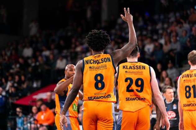 Kassim Nicholson Rostock Seawolves, 8 cheers jubilation, GER, Veolia Towers Hamburg vs Rostock Seawolves, Basketball, Bundesliga, Matchday 13, Season 2025 2026, 22 04 2026 GER, Veolia Towers Hamburg vs Rostock Seawolves, Basketball, Bundesliga, Matchday 13, Season 2025 2026, 22 04 2026 Hamburg Copyright: xEibner-Pressefoto MaxxVincenx EP_MVN