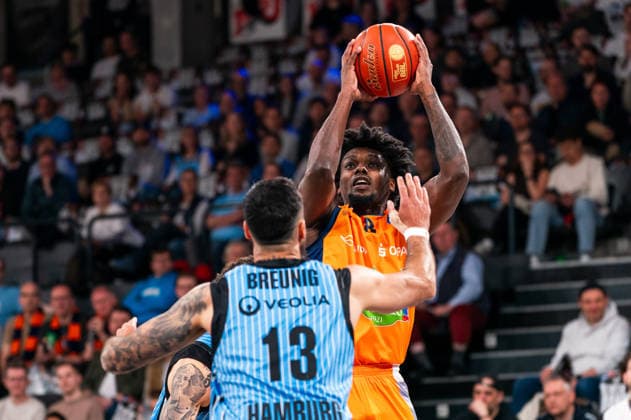 Kassim Nicholson Rostock Seawolves, 8 in duel with Martin Breunig Veolia Towers Hamburg, 13 , GER, Veolia Towers Hamburg vs Rostock Seawolves, Basketball, Bundesliga, Matchday 13, Season 2025 2026, 22 04 2026 GER, Veolia Towers Hamburg vs Rostock Seawolves, Basketball, Bundesliga, Matchday 13, Season 2025 2026, 22 04 2026 Hamburg Copyright: xEibner-Pressefoto MaxxVincenx EP_MVN