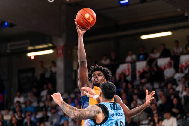 Kassim Nicholson Rostock Seawolves, 8 on a lay-up, Martin Breunig Veolia Towers Hamburg, 13 , GER, Veolia Towers Hamburg vs Rostock Seawolves, Basketball, Bundesliga, Matchday 13, Season 2025 2026, 22 04 2026 GER, Veolia Towers Hamburg vs Rostock Seawolves, Basketball, Bundesliga, Matchday 13, Season 2025 2026, 22 04 2026 Hamburg Copyright: xEibner-Pressefoto MaxxVincenx EP_MVN