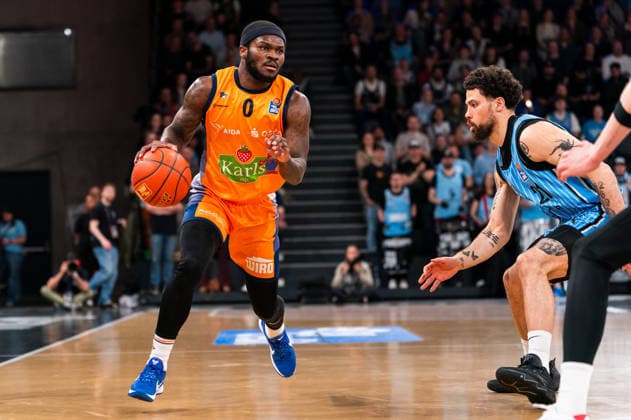 TJ Crockett Jr Rostock Seawolves, 0 on the dribble against Devon Daniels Veolia Towers Hamburg, 21 , GER, Veolia Towers Hamburg vs Rostock Seawolves, Basketball, Bundesliga, Matchday 13, Season 2025 2026, 22 04 2026 GER, Veolia Towers Hamburg vs Rostock Seawolves, Basketball, Bundesliga, Matchday 13, Season 2025 2026, 22 04 2026 Hamburg Copyright: xEibner-Pressefoto MaxxVincenx EP_MVN