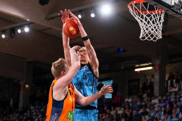 Zsombor Maronka Veolia Towers Hamburg, 05 with the block against Bent Leuchten Rostock Seawolves, 51 , GER, Veolia Towers Hamburg vs Rostock Seawolves, Basketball, Bundesliga, Matchday 13, Season 2025 2026, 22 04 2026 GER, Veolia Towers Hamburg vs Rostock Seawolves, Basketball, Bundesliga, Matchday 13, Season 2025 2026, 22 04 2026 Hamburg Copyright: xEibner-Pressefoto MaxxVincenx EP_MVN
