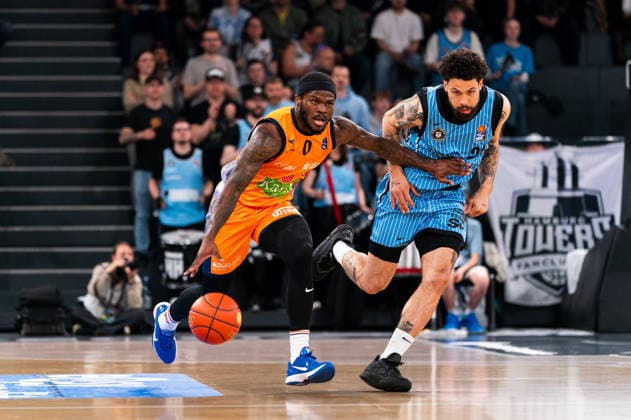TJ Crockett Jr Rostock Seawolves, 0 on the dribble against Devon Daniels Veolia Towers Hamburg, 21 , GER, Veolia Towers Hamburg vs Rostock Seawolves, Basketball, Bundesliga, Matchday 13, Season 2025 2026, 22 04 2026 GER, Veolia Towers Hamburg vs Rostock Seawolves, Basketball, Bundesliga, Matchday 13, Season 2025 2026, 22 04 2026 Hamburg Copyright: xEibner-Pressefoto MaxxVincenx EP_MVN