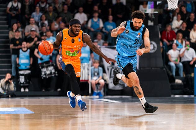 TJ Crockett Jr Rostock Seawolves, 0 on the dribble against Devon Daniels Veolia Towers Hamburg, 21 , GER, Veolia Towers Hamburg vs Rostock Seawolves, Basketball, Bundesliga, Matchday 13, Season 2025 2026, 22 04 2026 GER, Veolia Towers Hamburg vs Rostock Seawolves, Basketball, Bundesliga, Matchday 13, Season 2025 2026, 22 04 2026 Hamburg Copyright: xEibner-Pressefoto MaxxVincenx EP_MVN