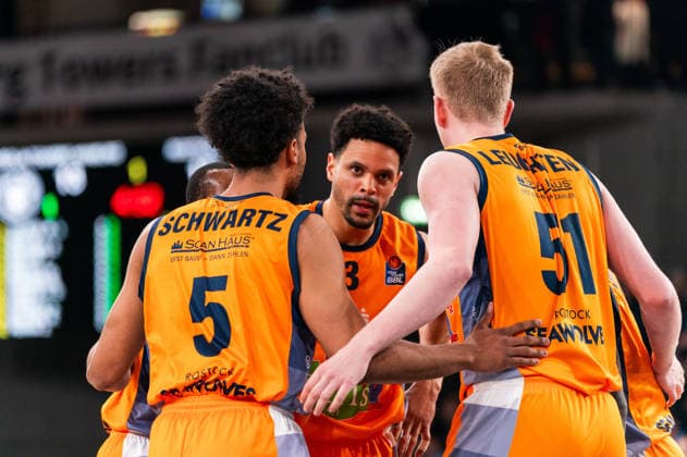 Rostock team at the huddle, D Shawn Schwartz Rostock Seawolves, 5 , Dominic Lockhart Rostock Seawolves, 3 , Bent Leuchten Rostock Seawolves, 51 , GER, Veolia Towers Hamburg vs Rostock Seawolves, Basketball, Bundesliga, Matchday 13, Season 2025 2026, 22 04 2026 GER, Veolia Towers Hamburg vs Rostock Seawolves, Basketball, Bundesliga, Matchday 13, Season 2025 2026, 22 04 2026 Hamburg Copyright: xEibner-Pressefoto MaxxVincenx EP_MVN