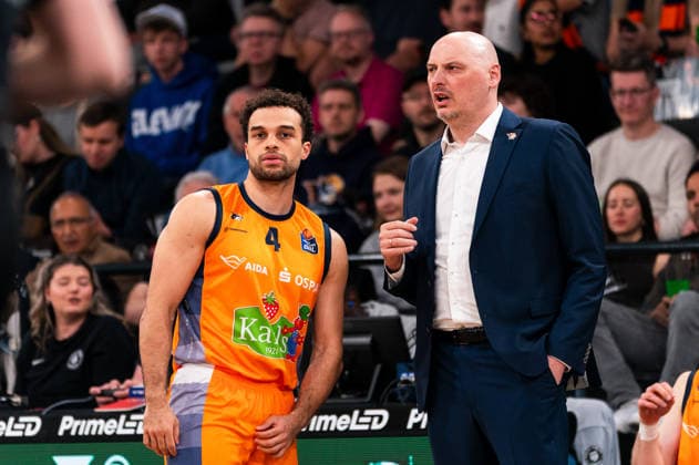 PrzemysÅaw Frasunkiewicz Rostock Seawolves, coach gives Elias Baggette Rostock Seawolves, 4 instructions, GER, Veolia Towers Hamburg vs Rostock Seawolves, Basketball, Bundesliga, Matchday 13, Season 2025 2026, 22 04 2026 GER, Veolia Towers Hamburg vs Rostock Seawolves, Basketball, Bundesliga, Matchday 13, Season 2025 2026, 22 04 2026 Hamburg Copyright: xEibner-Pressefoto MaxxVincenx EP_MVN