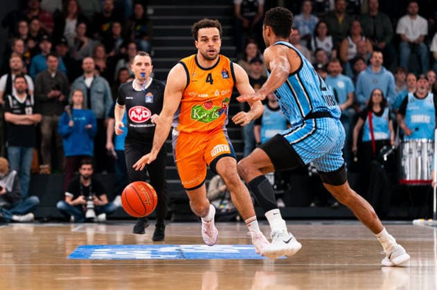 Elias Baggette Rostock Seawolves, 4 dribbling against Kenneth Ogbe Veolia Towers Hamburg, 25 , GER, Veolia Towers Hamburg vs Rostock Seawolves, Basketball, Bundesliga, Matchday 13, Season 2025 2026, 22 04 2026 GER, Veolia Towers Hamburg vs Rostock Seawolves, Basketball, Bundesliga, Matchday 13, Season 2025 2026, 22 04 2026 Hamburg Copyright: xEibner-Pressefoto MaxxVincenx EP_MVN