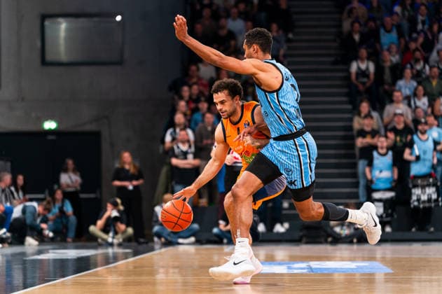 Elias Baggette Rostock Seawolves, 4 dribbling against Kenneth Ogbe Veolia Towers Hamburg, 25 , GER, Veolia Towers Hamburg vs Rostock Seawolves, Basketball, Bundesliga, Matchday 13, Season 2025 2026, 22 04 2026 GER, Veolia Towers Hamburg vs Rostock Seawolves, Basketball, Bundesliga, Matchday 13, Season 2025 2026, 22 04 2026 Hamburg Copyright: xEibner-Pressefoto MaxxVincenx EP_MVN