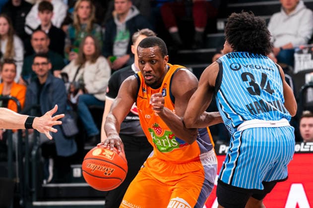Phillip Greene IV Rostock Seawolves, 16 in duel with Ross Williams Veolia Towers Hamburg, 34 , GER, Veolia Towers Hamburg vs Rostock Seawolves, Basketball, Bundesliga, Matchday 13, Season 2025 2026, 22 04 2026 GER, Veolia Towers Hamburg vs Rostock Seawolves, Basketball, Bundesliga, Matchday 13, Season 2025 2026, 22 04 2026 Hamburg Copyright: xEibner-Pressefoto MaxxVincenx EP_MVN