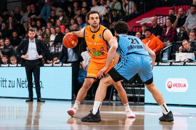 Elias Baggette Rostock Seawolves, 4 , Devon Daniels Veolia Towers Hamburg, 21 , GER, Veolia Towers Hamburg vs Rostock Seawolves, Basketball, Bundesliga, Matchday 13, Season 2025 2026, 22 04 2026 GER, Veolia Towers Hamburg vs Rostock Seawolves, Basketball, Bundesliga, Matchday 13, Season 2025 2026, 22 04 2026 Hamburg Copyright: xEibner-Pressefoto MaxxVincenx EP_MVN