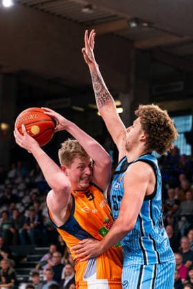 Bent Leuchten Rostock Seawolves, 51 in duel against Zacharie Perrin Veolia Towers Hamburg, 52 , GER, Veolia Towers Hamburg vs Rostock Seawolves, Basketball, Bundesliga, Matchday 13, Season 2025 2026, 22 04 2026 GER, Veolia Towers Hamburg vs Rostock Seawolves, Basketball, Bundesliga, Matchday 13, Season 2025 2026, 22 04 2026 Hamburg Copyright: xEibner-Pressefoto MaxxVincenx EP_MVN